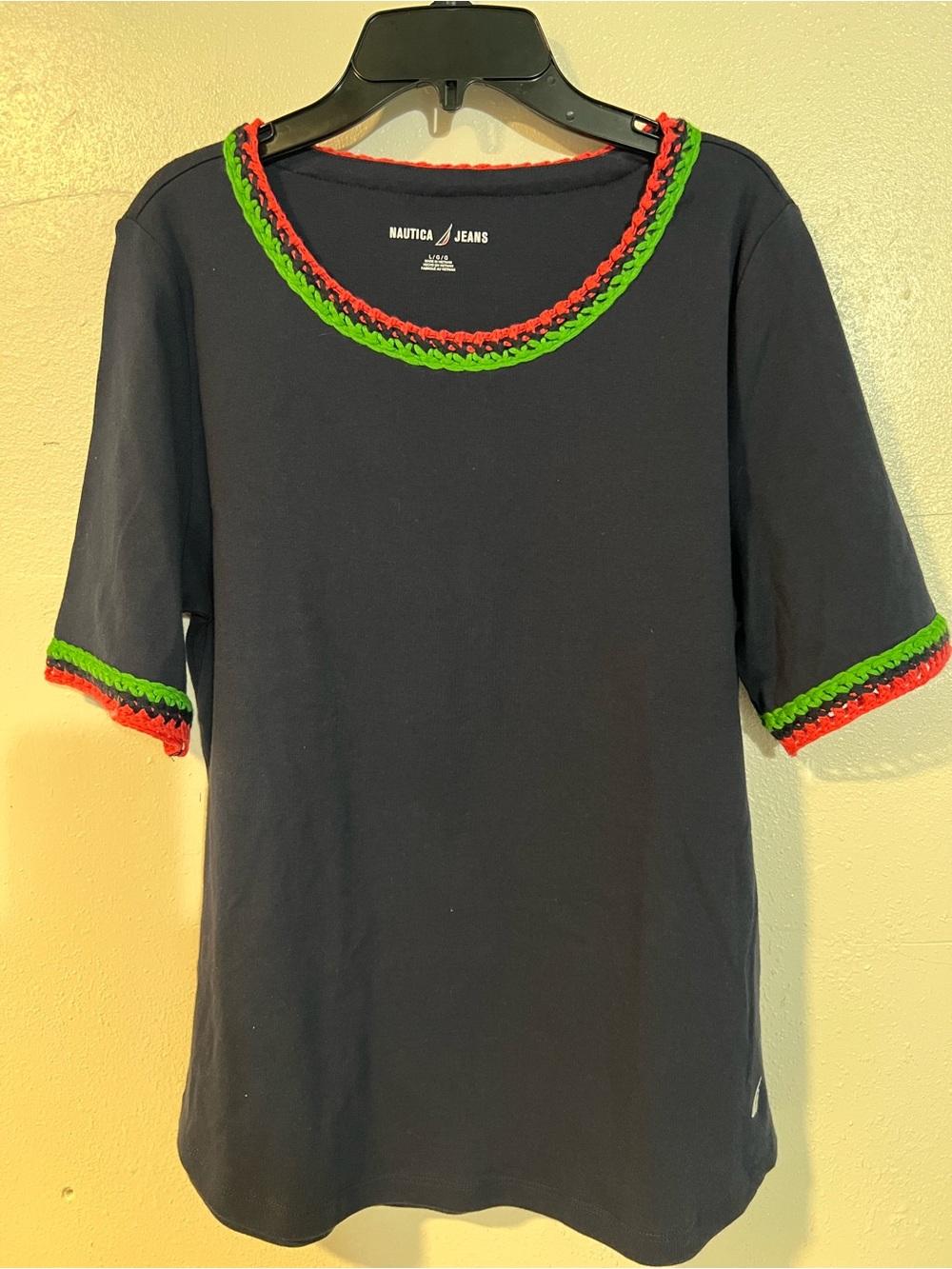 Nautica Jeans Navy Tee with Red & Green Trim size